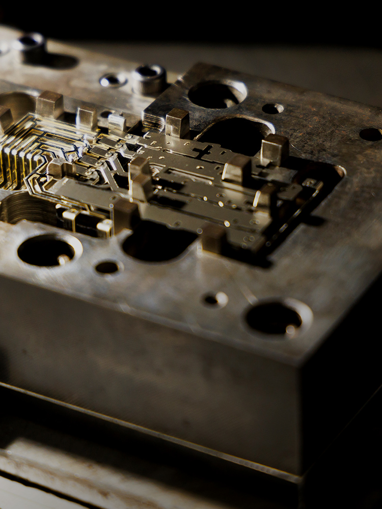 技術で創る 小さな部品 大きな未来